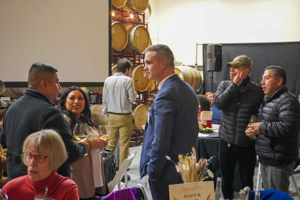 Broad view of all the people at the Garten Happy Hour.